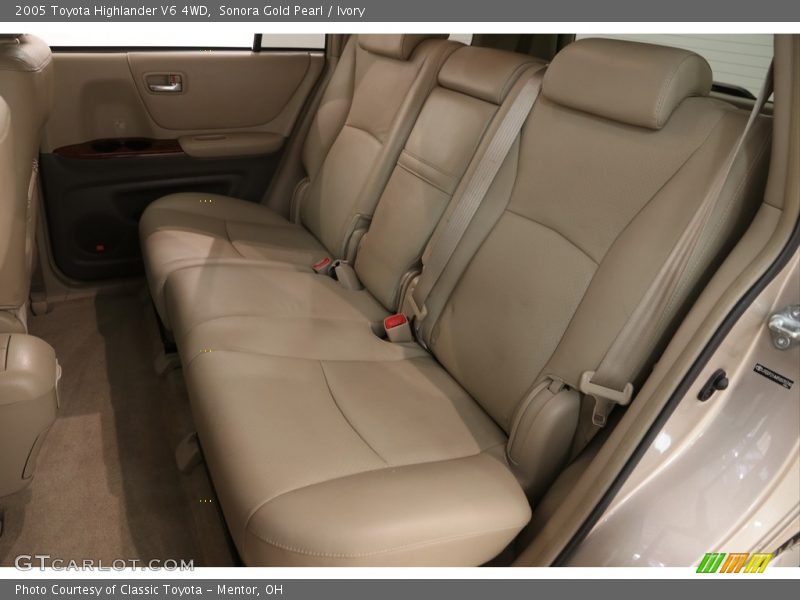 Sonora Gold Pearl / Ivory 2005 Toyota Highlander V6 4WD