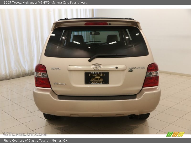 Sonora Gold Pearl / Ivory 2005 Toyota Highlander V6 4WD