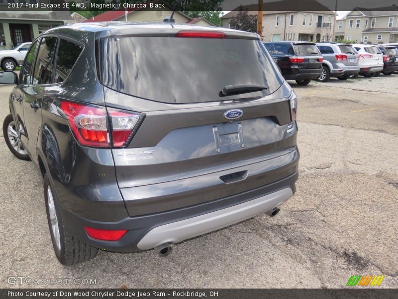 Magnetic / Charcoal Black 2017 Ford Escape SE 4WD