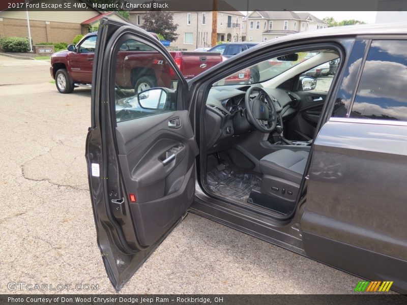 Magnetic / Charcoal Black 2017 Ford Escape SE 4WD