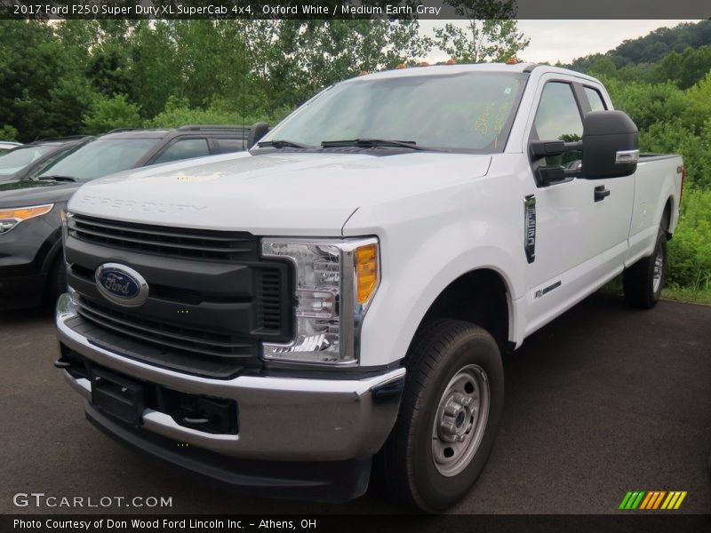 Front 3/4 View of 2017 F250 Super Duty XL SuperCab 4x4