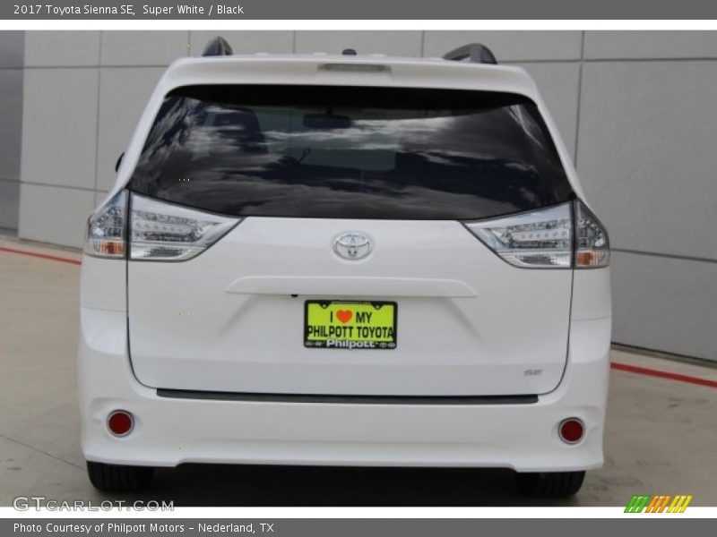 Super White / Black 2017 Toyota Sienna SE