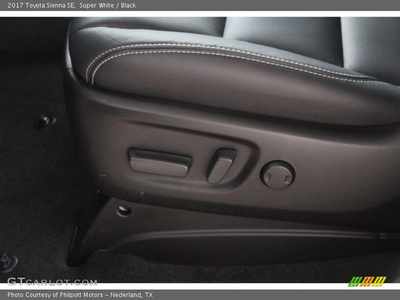 Super White / Black 2017 Toyota Sienna SE
