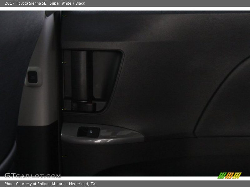 Super White / Black 2017 Toyota Sienna SE