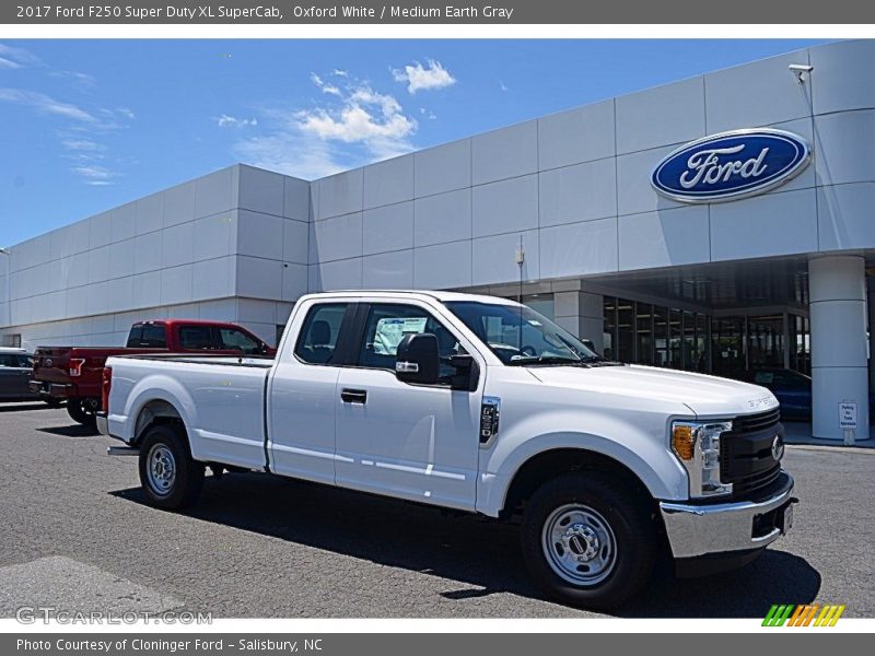 Front 3/4 View of 2017 F250 Super Duty XL SuperCab