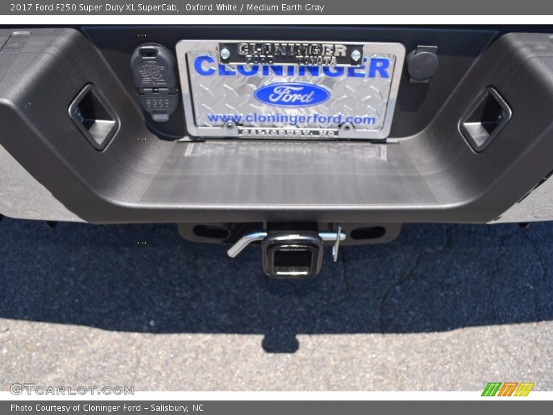 Oxford White / Medium Earth Gray 2017 Ford F250 Super Duty XL SuperCab