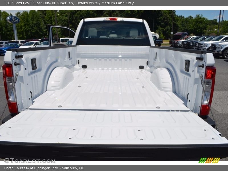 Oxford White / Medium Earth Gray 2017 Ford F250 Super Duty XL SuperCab