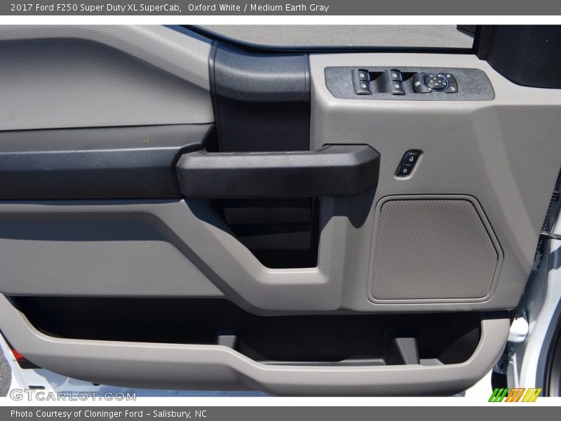 Oxford White / Medium Earth Gray 2017 Ford F250 Super Duty XL SuperCab