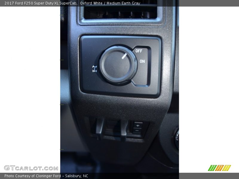Oxford White / Medium Earth Gray 2017 Ford F250 Super Duty XL SuperCab