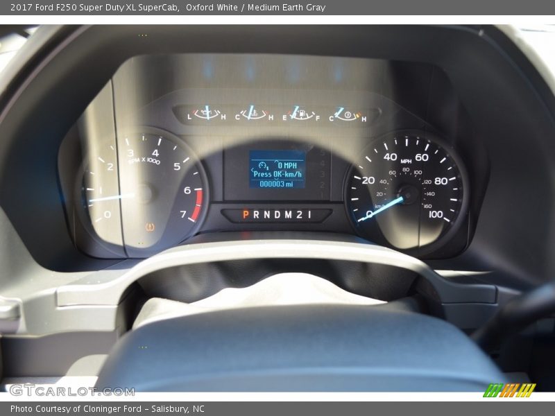 Oxford White / Medium Earth Gray 2017 Ford F250 Super Duty XL SuperCab