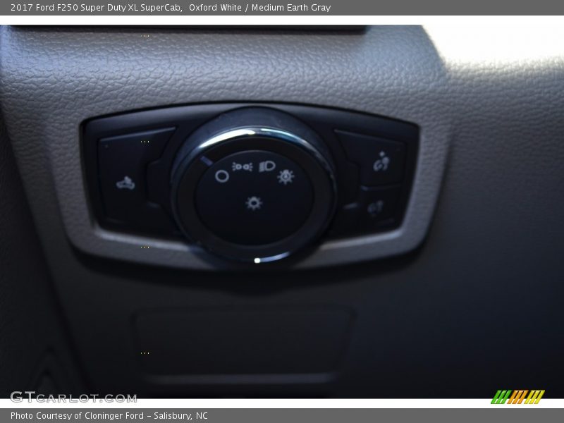 Oxford White / Medium Earth Gray 2017 Ford F250 Super Duty XL SuperCab