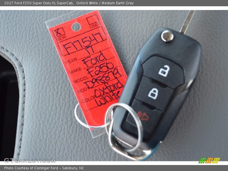 Oxford White / Medium Earth Gray 2017 Ford F250 Super Duty XL SuperCab