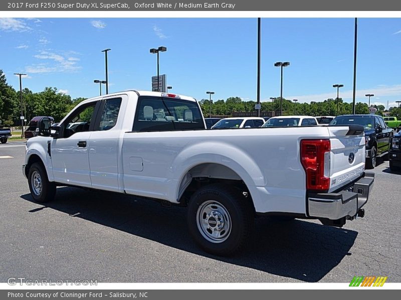 Oxford White / Medium Earth Gray 2017 Ford F250 Super Duty XL SuperCab