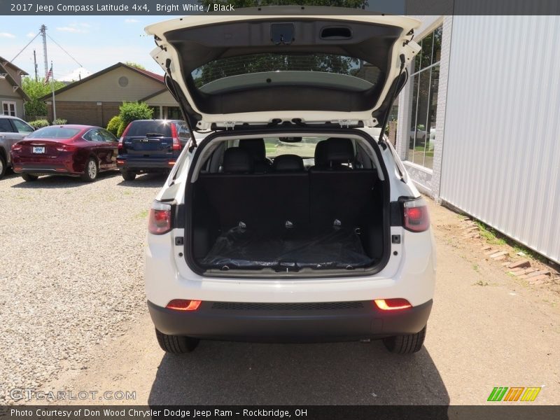 Bright White / Black 2017 Jeep Compass Latitude 4x4