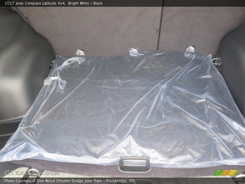 Bright White / Black 2017 Jeep Compass Latitude 4x4
