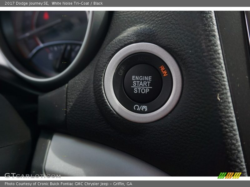 White Noise Tri-Coat / Black 2017 Dodge Journey SE