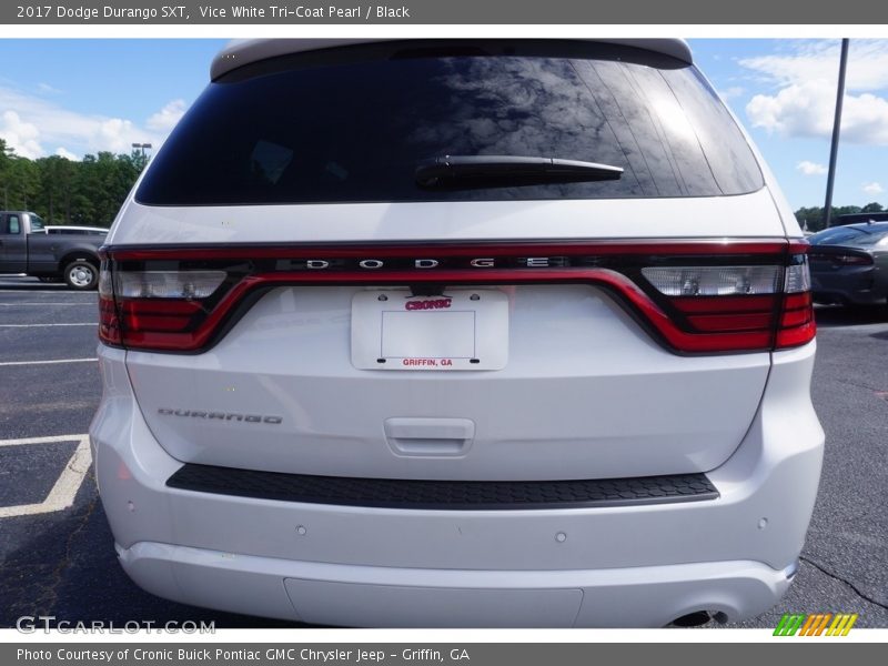 Vice White Tri-Coat Pearl / Black 2017 Dodge Durango SXT