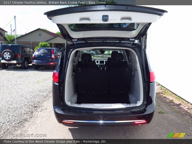 Brilliant Black Crystal Pearl / Black/Diesel 2017 Chrysler Pacifica Limited