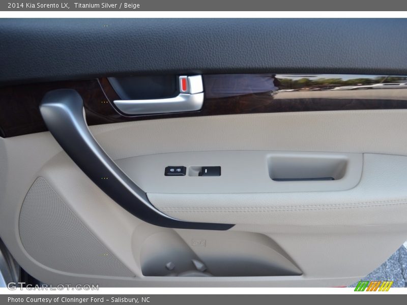Titanium Silver / Beige 2014 Kia Sorento LX