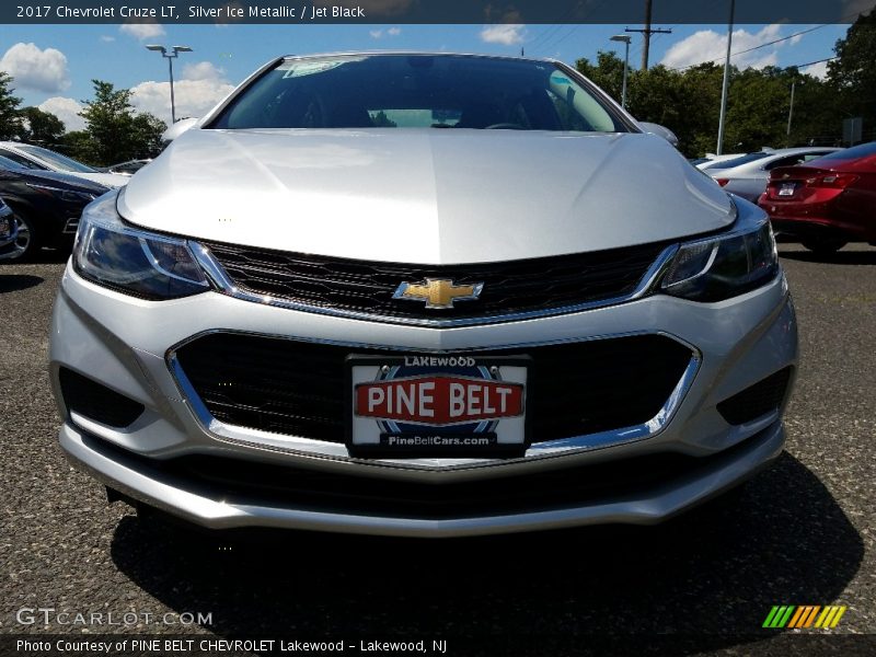Silver Ice Metallic / Jet Black 2017 Chevrolet Cruze LT