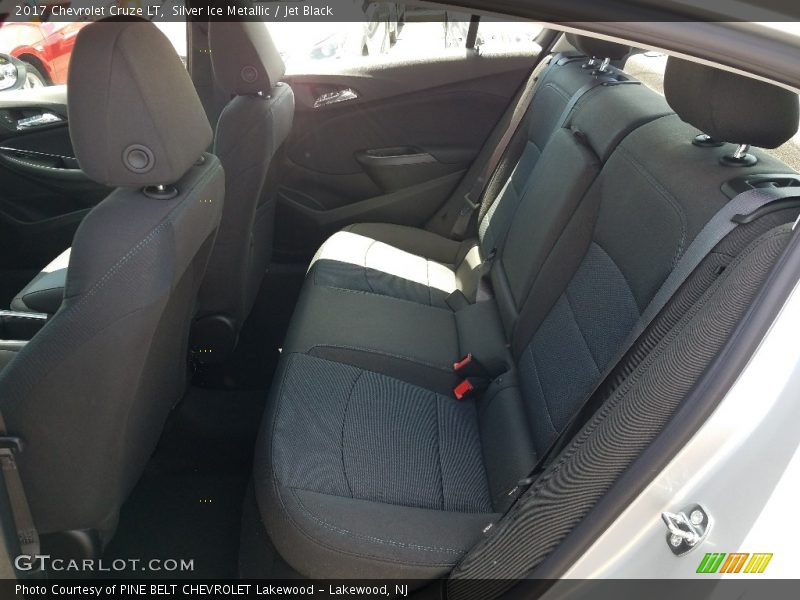 Silver Ice Metallic / Jet Black 2017 Chevrolet Cruze LT