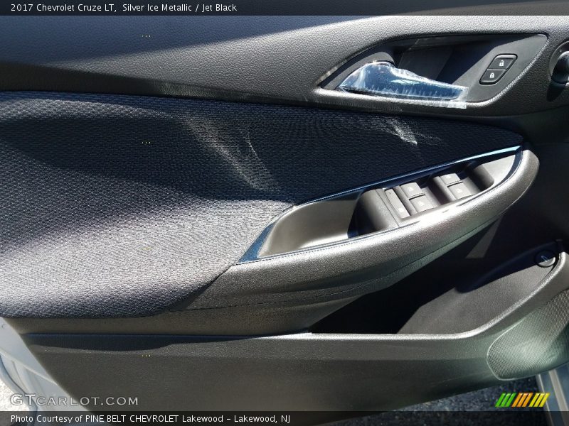 Silver Ice Metallic / Jet Black 2017 Chevrolet Cruze LT