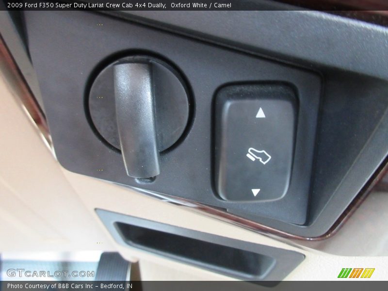 Oxford White / Camel 2009 Ford F350 Super Duty Lariat Crew Cab 4x4 Dually