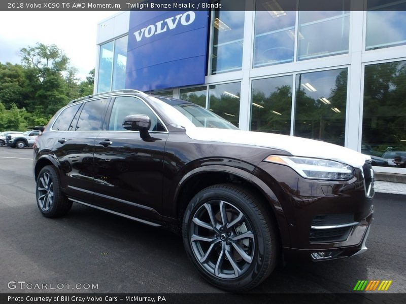 Front 3/4 View of 2018 XC90 T6 AWD Momentum