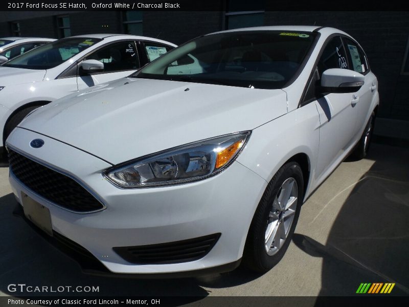 Oxford White / Charcoal Black 2017 Ford Focus SE Hatch