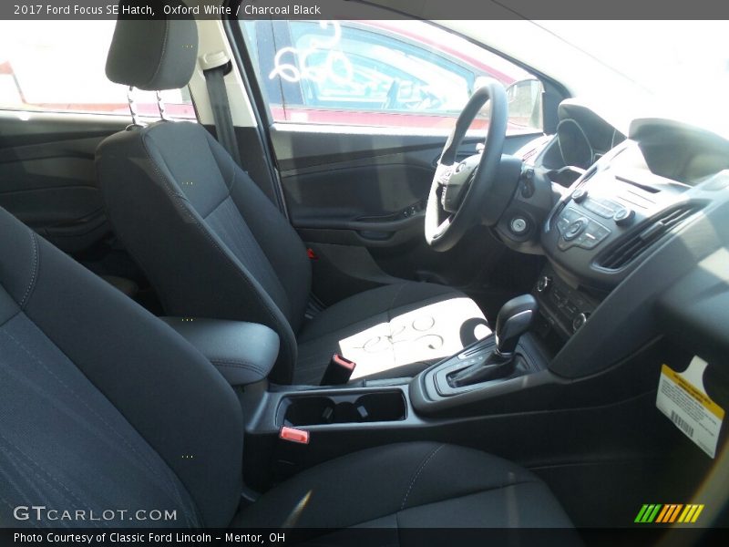 Oxford White / Charcoal Black 2017 Ford Focus SE Hatch