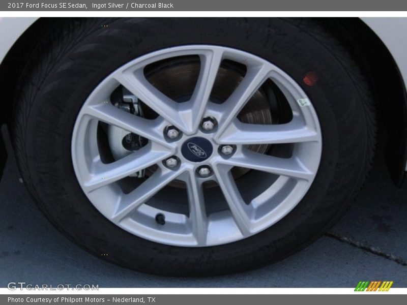 Ingot Silver / Charcoal Black 2017 Ford Focus SE Sedan