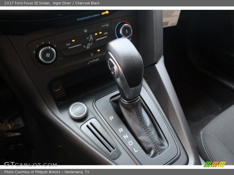 Ingot Silver / Charcoal Black 2017 Ford Focus SE Sedan