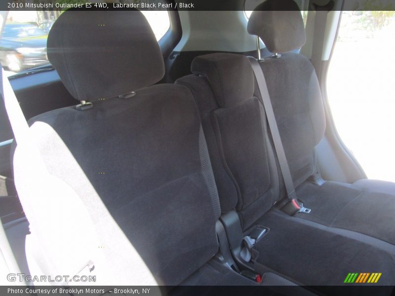 Labrador Black Pearl / Black 2010 Mitsubishi Outlander ES 4WD