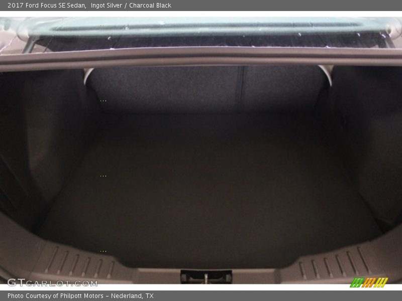 Ingot Silver / Charcoal Black 2017 Ford Focus SE Sedan