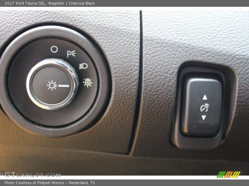 Controls of 2017 Taurus SEL