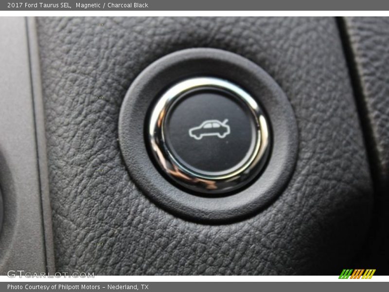 Controls of 2017 Taurus SEL