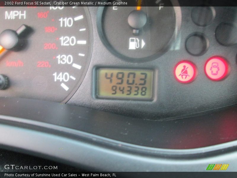 Grabber Green Metallic / Medium Graphite 2002 Ford Focus SE Sedan