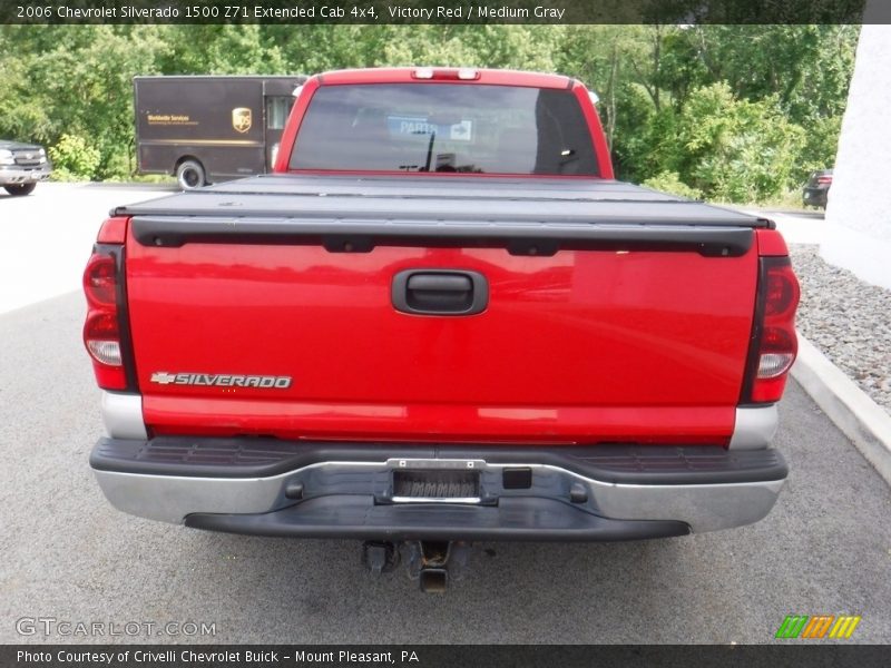 Victory Red / Medium Gray 2006 Chevrolet Silverado 1500 Z71 Extended Cab 4x4