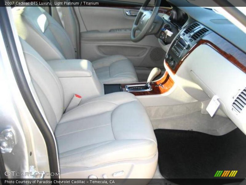 Light Platinum / Titanium 2007 Cadillac DTS Luxury