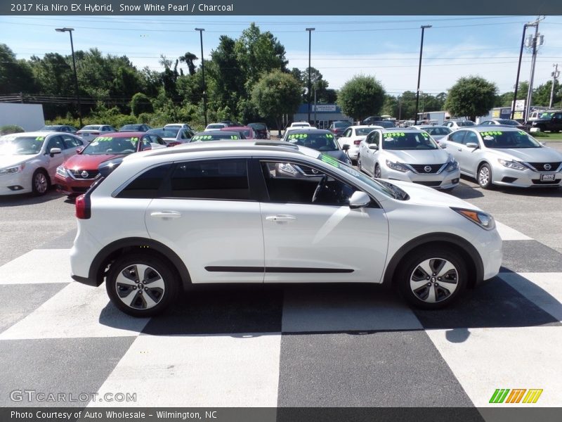 Snow White Pearl / Charcoal 2017 Kia Niro EX Hybrid