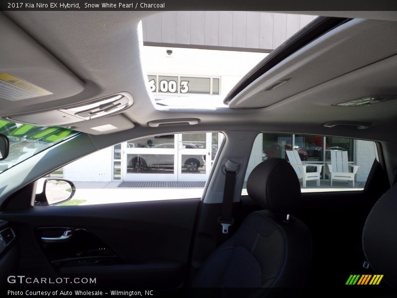 Snow White Pearl / Charcoal 2017 Kia Niro EX Hybrid