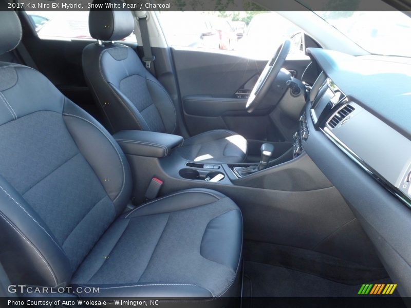 Snow White Pearl / Charcoal 2017 Kia Niro EX Hybrid