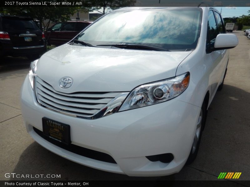 Super White / Ash 2017 Toyota Sienna LE
