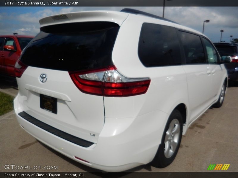Super White / Ash 2017 Toyota Sienna LE