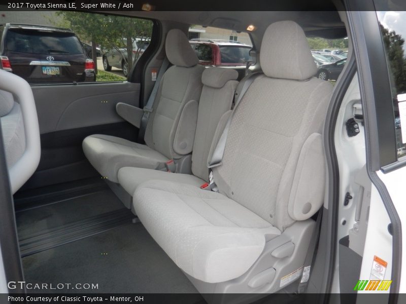 Super White / Ash 2017 Toyota Sienna LE