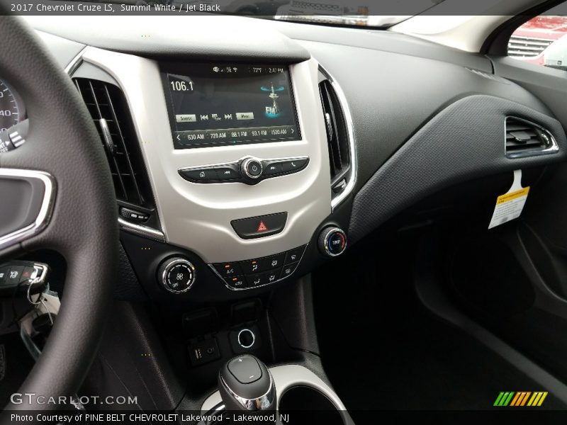 Summit White / Jet Black 2017 Chevrolet Cruze LS