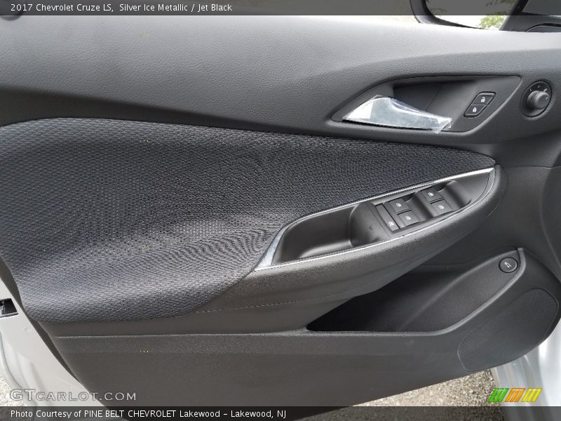 Silver Ice Metallic / Jet Black 2017 Chevrolet Cruze LS