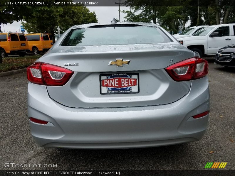 Silver Ice Metallic / Jet Black 2017 Chevrolet Cruze LT