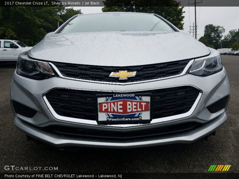Silver Ice Metallic / Jet Black 2017 Chevrolet Cruze LT