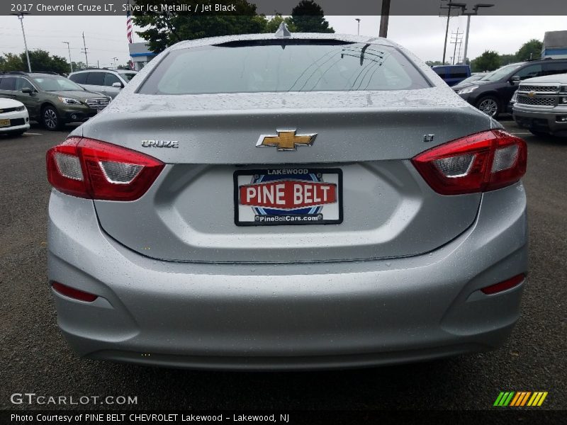 Silver Ice Metallic / Jet Black 2017 Chevrolet Cruze LT